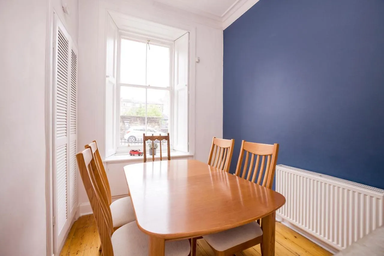אדינבורו Joivy Splendid Apartment Near Haymarket 0*,  בריטניה