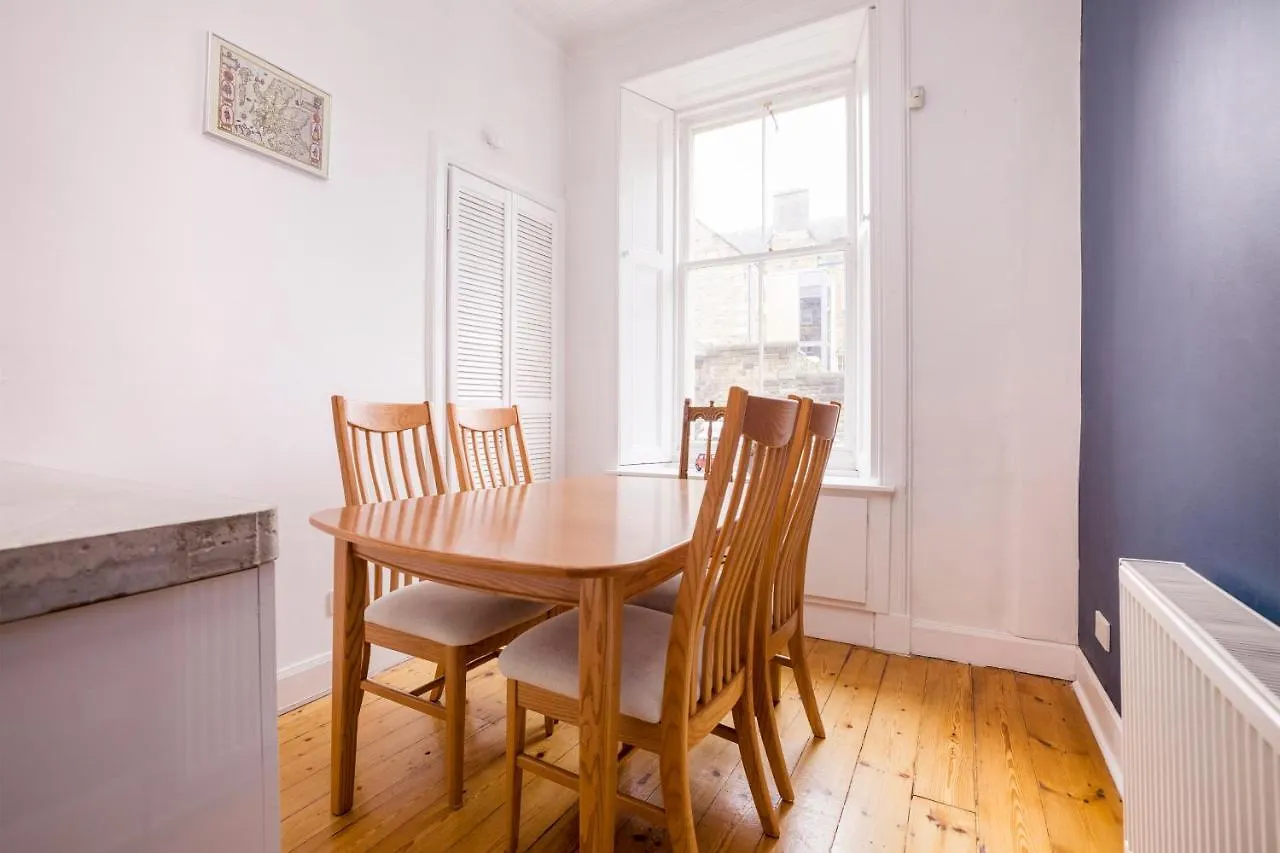 אדינבורו Joivy Splendid Apartment Near Haymarket 0*,  בריטניה